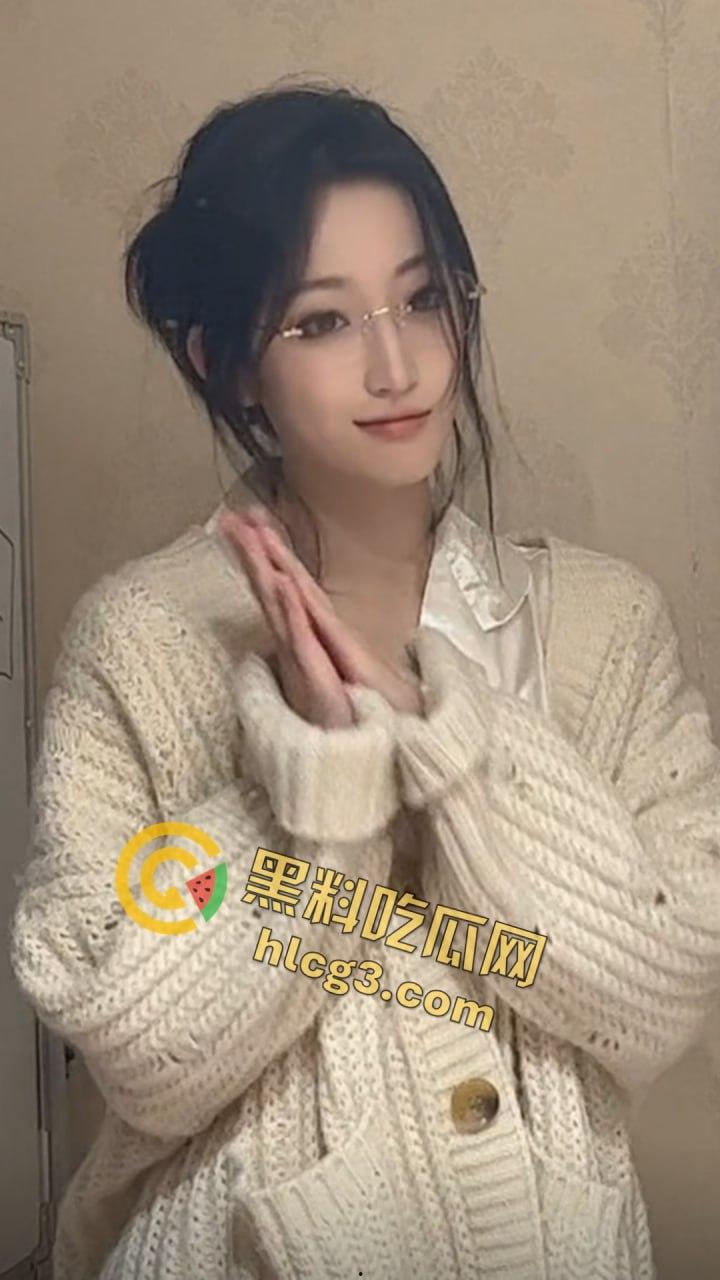 抖音网红『只有鱼刺』真空激凸舞蹈视频流出!长腿眼镜婊激情热舞乳头清晰可见!-5