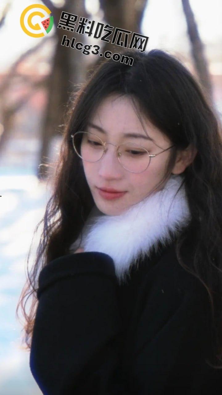 抖音网红『只有鱼刺』真空激凸舞蹈视频流出!长腿眼镜婊激情热舞乳头清晰可见!-6