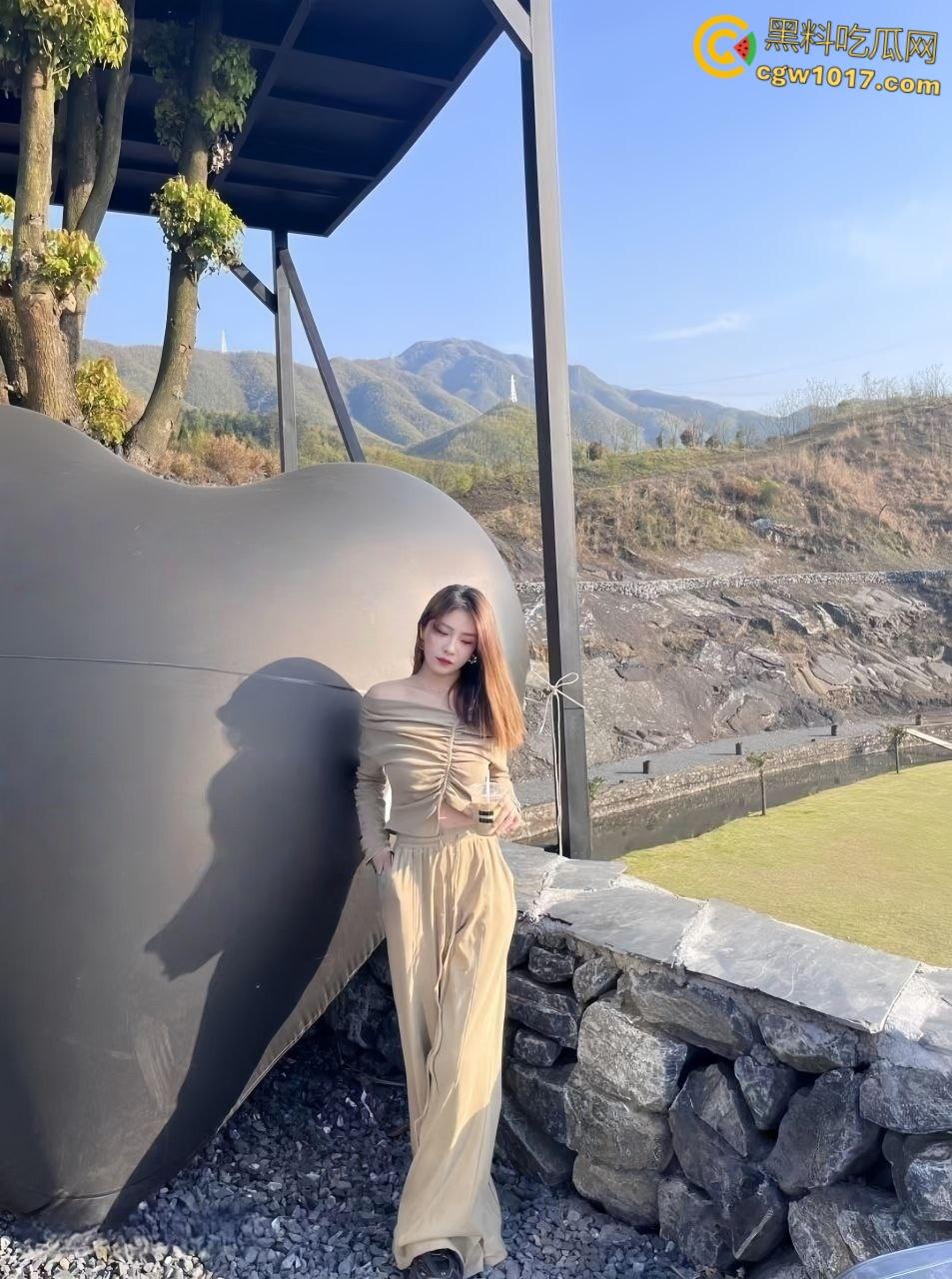 湖南涉外学院【邓妮】，骚浪小母狗露脸挨操，饥渴舔屌犹如欲兽，屌插肉穴蛋震花蒂，反差骚浪堪称极品！-2