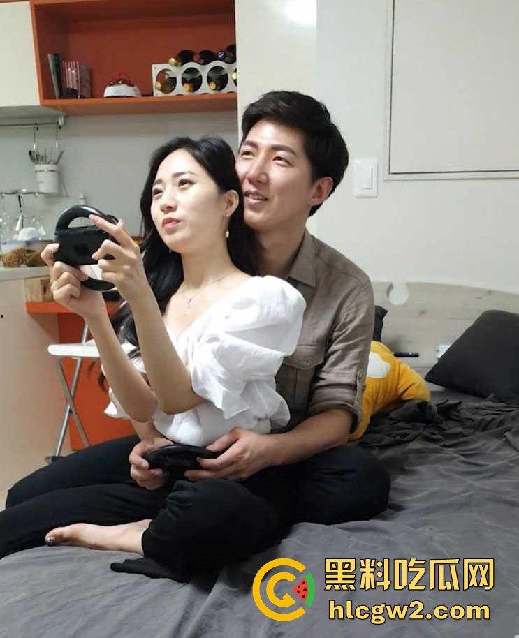 韩国约良达人【金SIR】再度出手！约战身材超棒的网红美少女，玩游戏玩逼两不误，最后按在床上无套后入狂爆操！-1