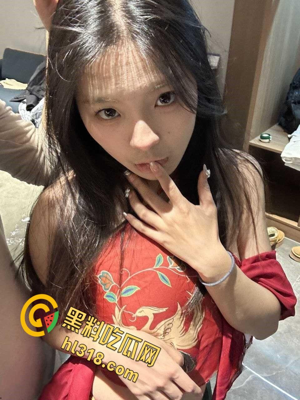 金主包养极品妹妹流出，各种情趣诱惑装，户外楼梯间野战，不愧是天生就是吃这碗饭的！-2