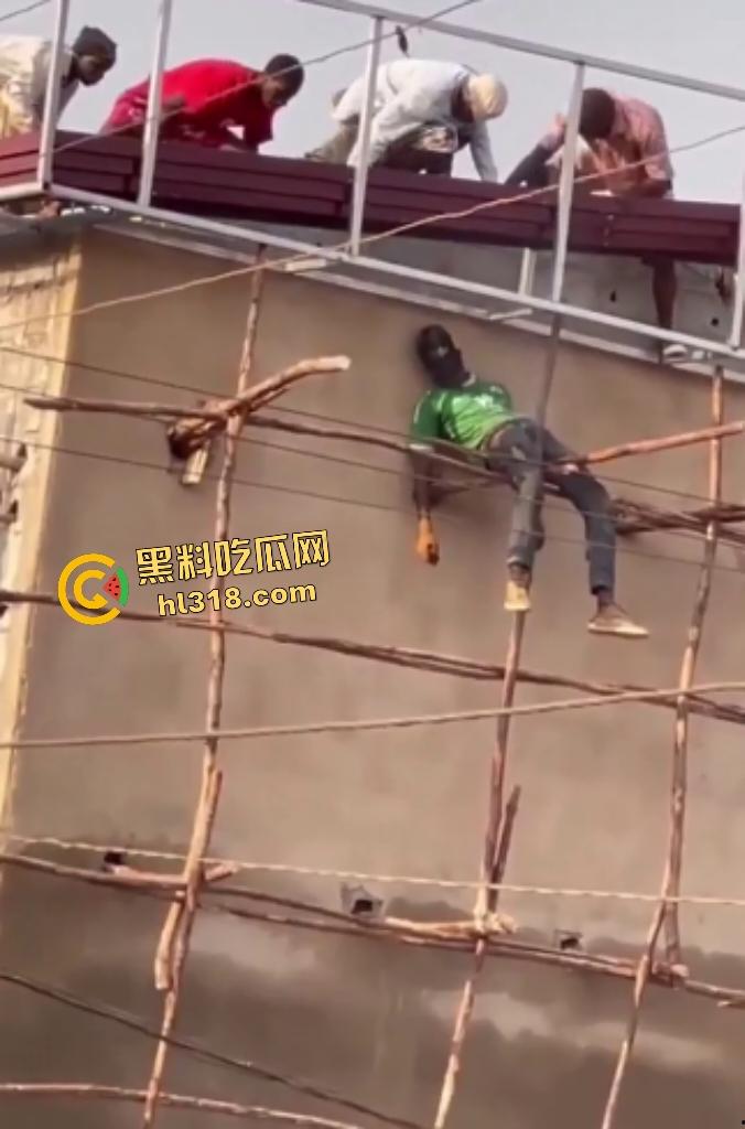 伊拉克楼顶救人变惨剧！几人逞英雄妄图逆天救命，却遭高压电线电击，直接当场坠落，被救的人还在半空！-2