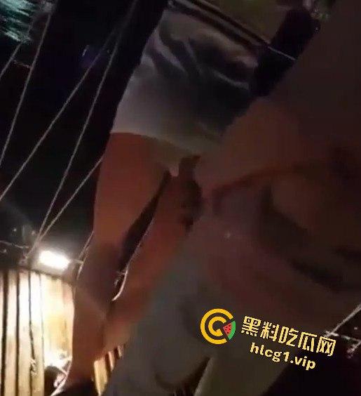 大胆秀恩爱！台湾碧潭桥上情侣野外激战，渔船为证！-7