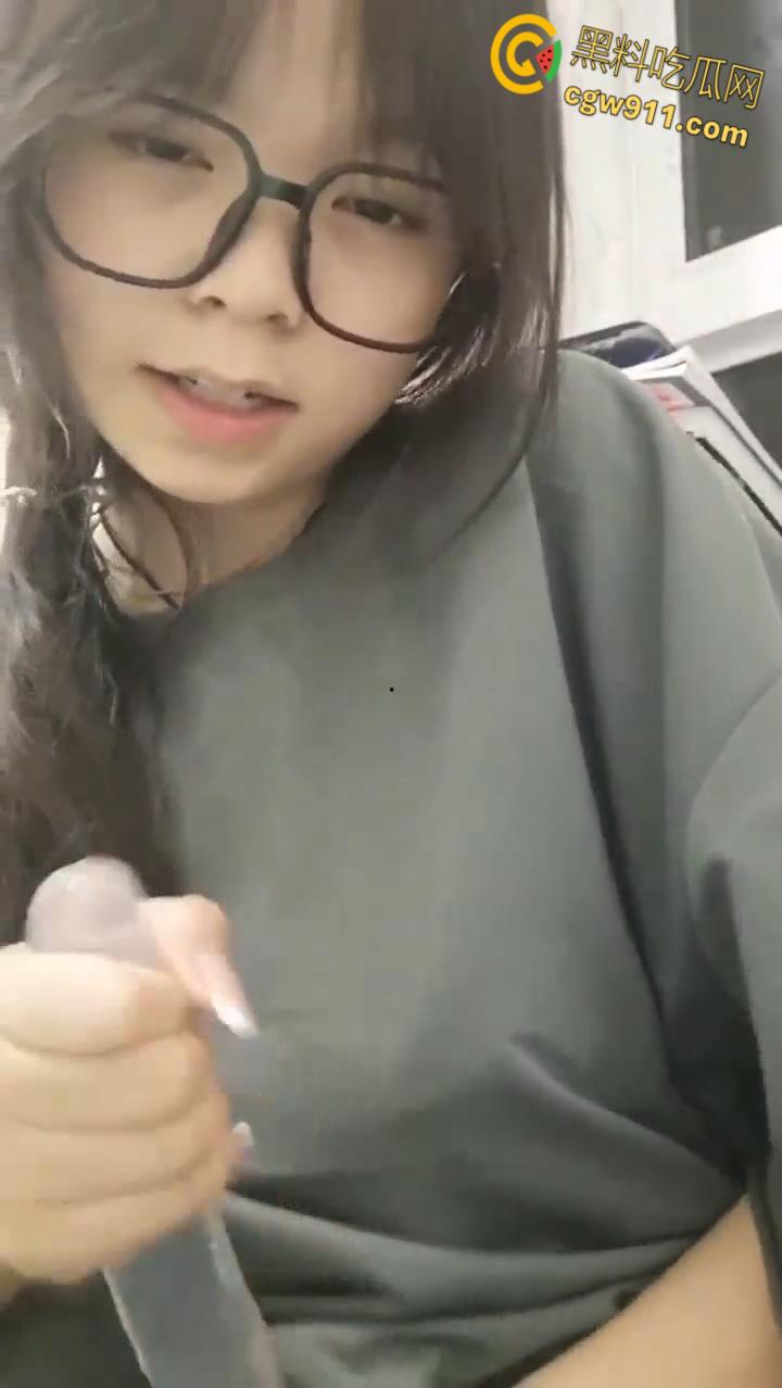 陕西师范大学【王萌萌】，被大叔pua微信调教，狗链乳环户外露出，穿上情趣内衣被花样猛操嫩穴 ！-8