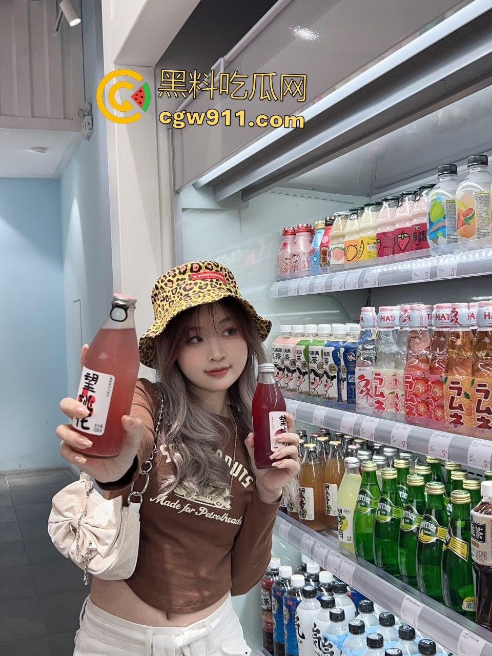 高颜值学妹看两次AV就学口交，震动棒玩不够，要男友指交潮吹，肥猪脸被扇仍浪叫“我要我要”！-1