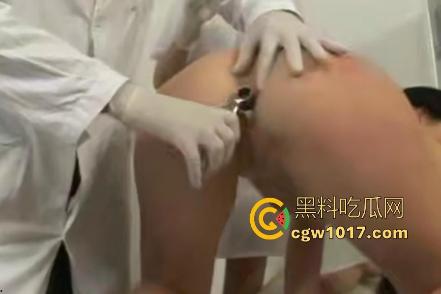 俄罗斯重口猎奇妇科检查，扩张屁眼灌满液体喷泉，我来做检查怎么给我灌肠？-7