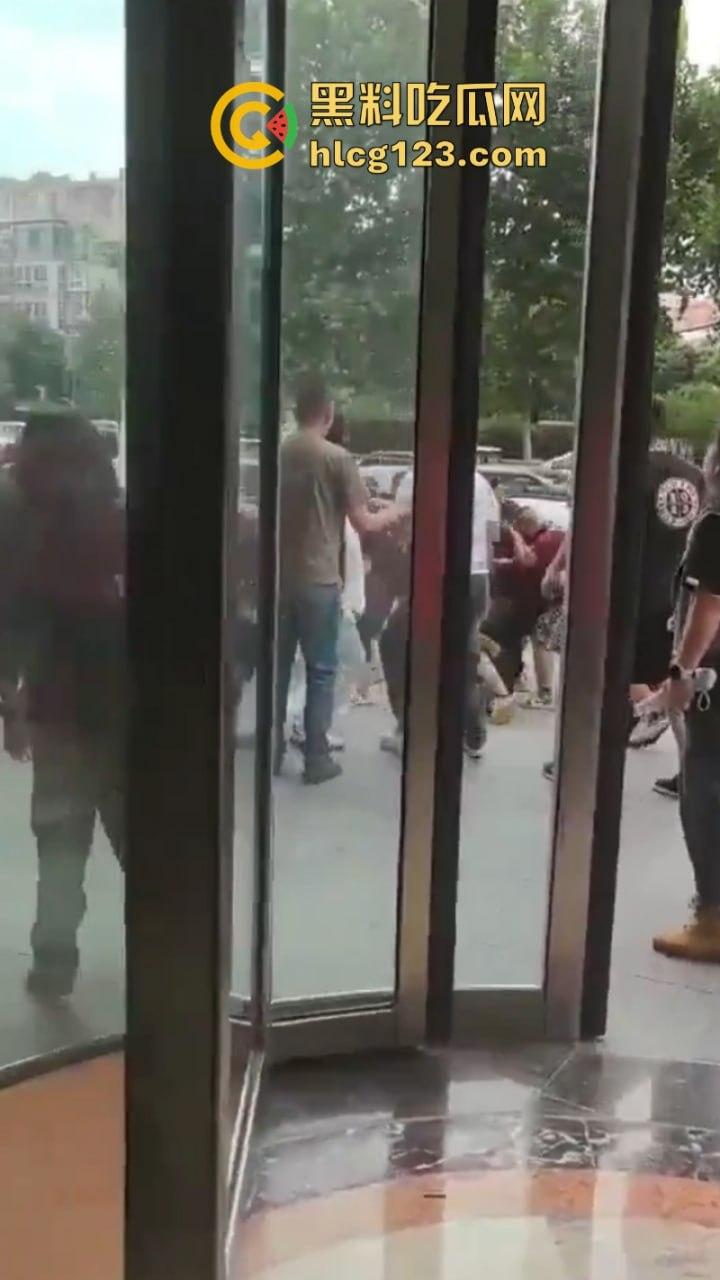 喜闻乐见！中国的足球也值得斗殴？四川&河南 百人球迷大暴乱 烟雾弹乱飞 斗殴砸车 现场画面曝光-1