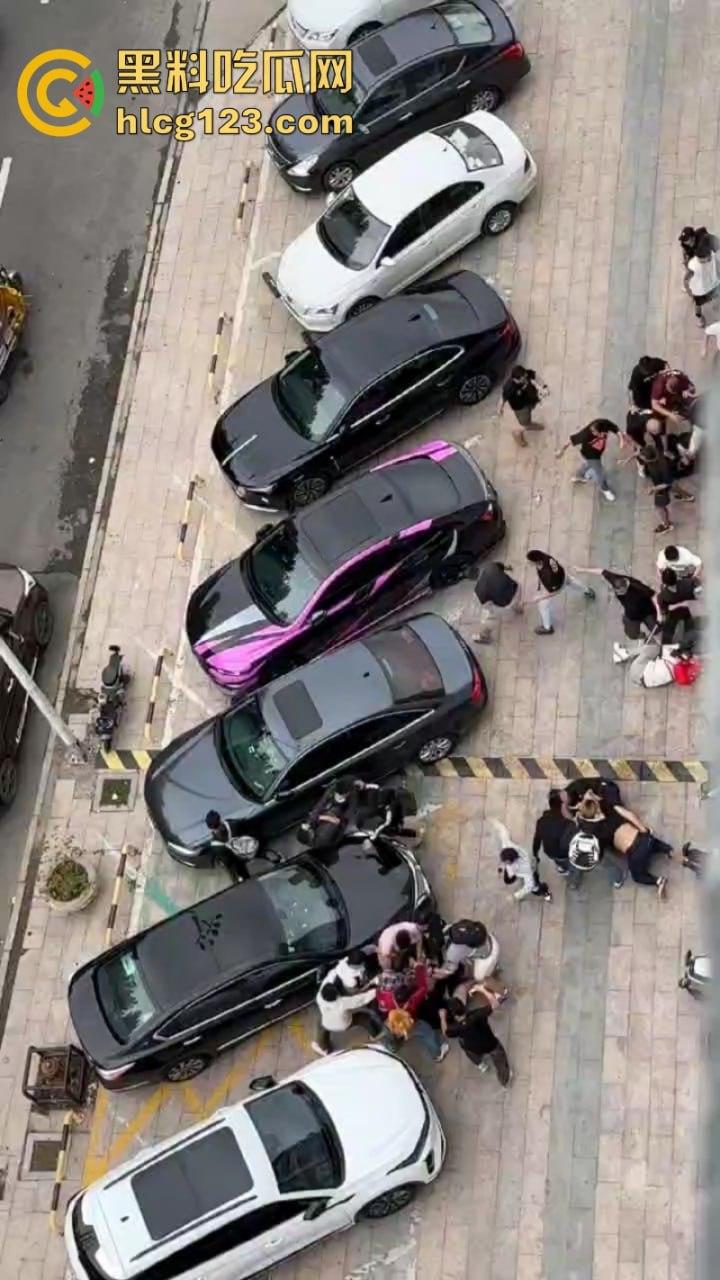 喜闻乐见！中国的足球也值得斗殴？四川&河南 百人球迷大暴乱 烟雾弹乱飞 斗殴砸车 现场画面曝光-6