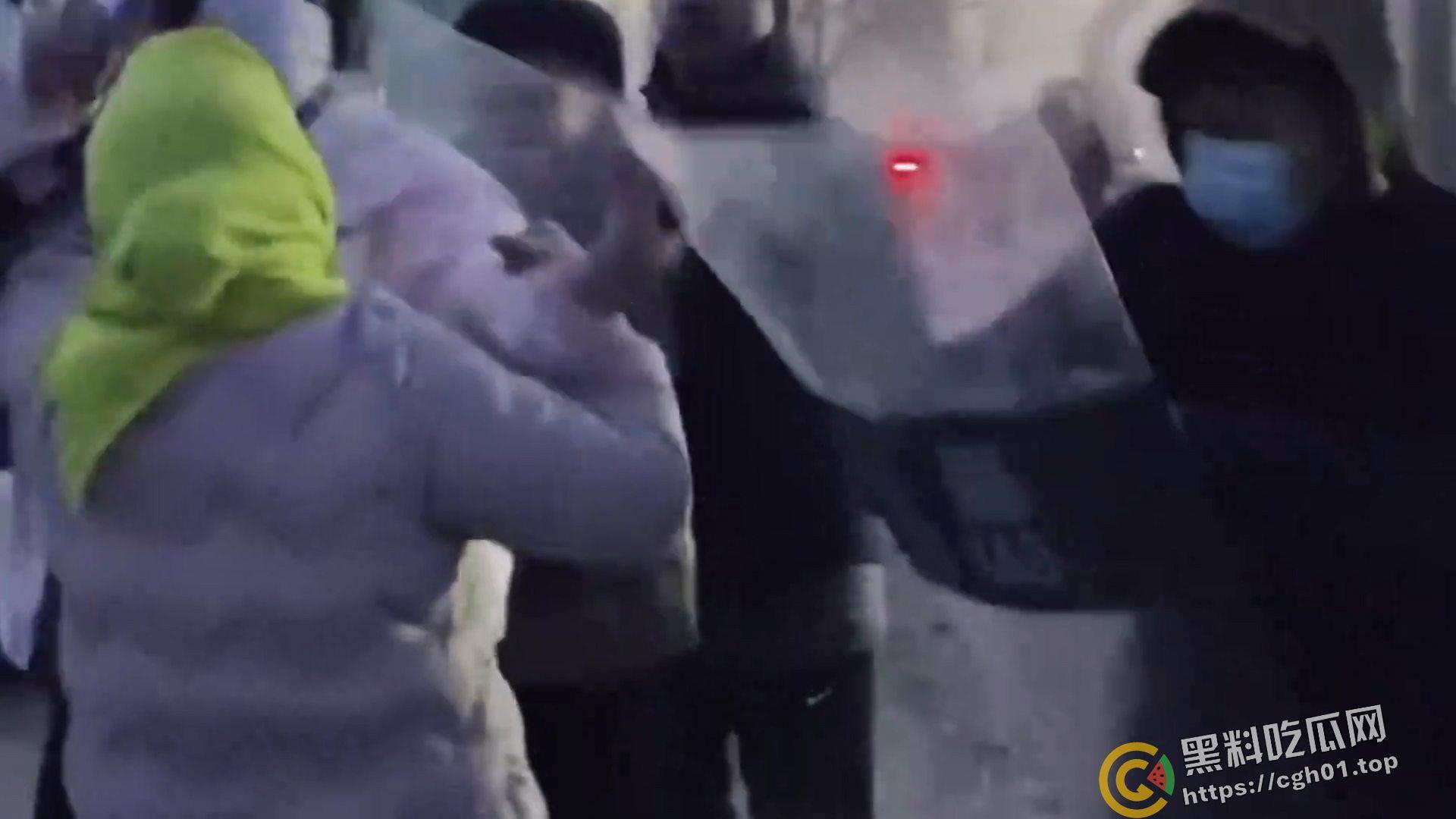 全网封禁！山东济南起步区强拆事件 大批保安殴打软禁村民 报警反而斥责村民闹事 现场视频流出-4