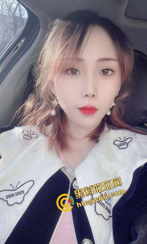 佛山小区人妻骚妇『邵萍丽』偷情嫌老公三下完事,转头让我操得腿软叫不停,高潮后主动舔鸡巴喊香!-1