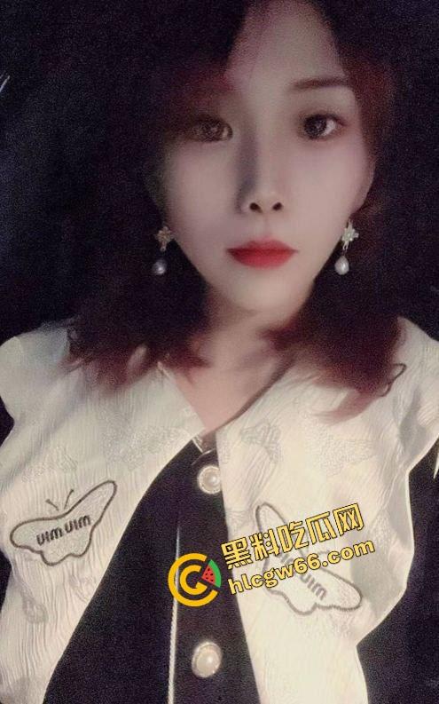 佛山小区人妻骚妇『邵萍丽』偷情嫌老公三下完事,转头让我操得腿软叫不停,高潮后主动舔鸡巴喊香!-2