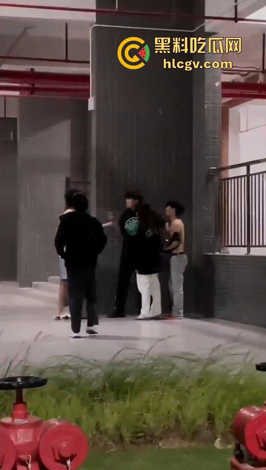 小仙女脚踏两条船惹怒男主，带小三校园漫步被逮个正着！原配男主怒揍一顿，小三还被安慰，真是个母0无疑！-5