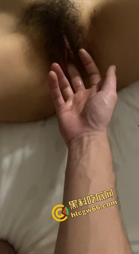 佛山小区人妻骚妇『邵萍丽』偷情嫌老公三下完事,转头让我操得腿软叫不停,高潮后主动舔鸡巴喊香!-16