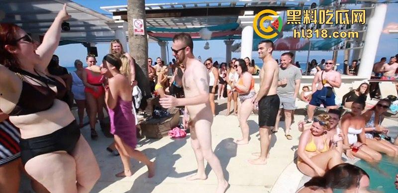 真正的欧美泳池派对狂欢视频，俊男靓女玩各种性爱小游戏，各色诱人酮体尽收眼底，国外就开放！-4