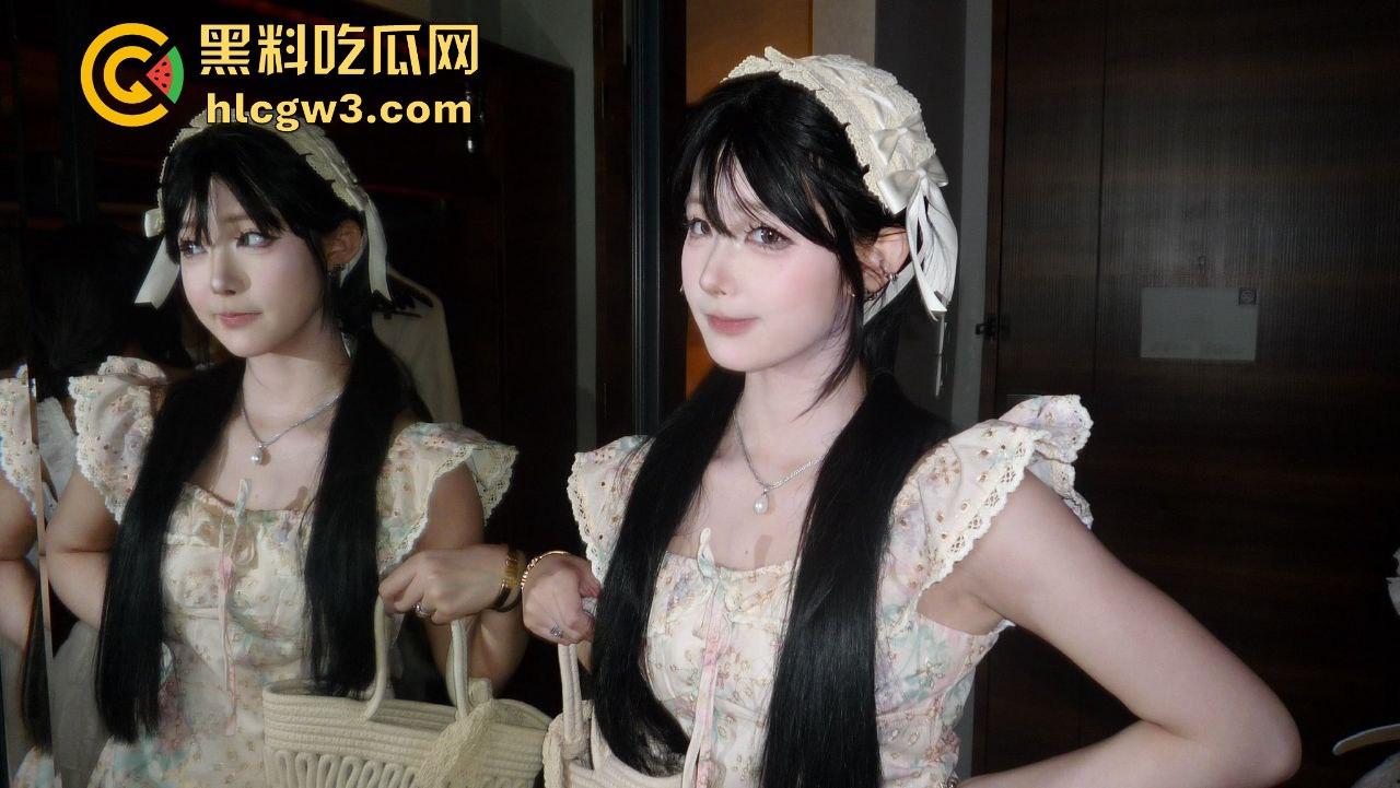 精神小妹【屁小六】润到澳洲彻底放飞！大尺度露出自拍泄密，情趣制服换装搞性爱啪啪，骚得完全停不下来！-1