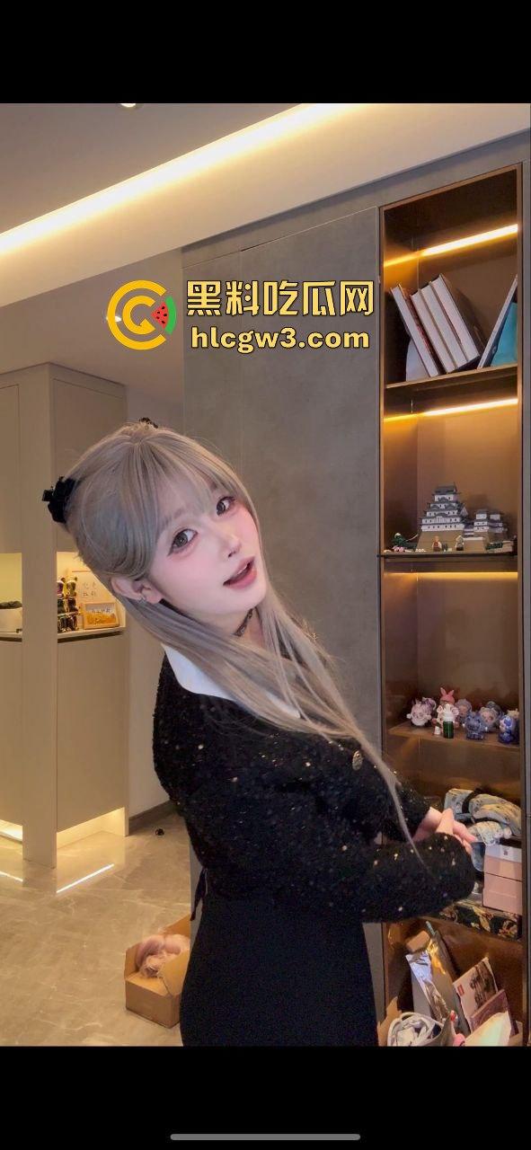 精神小妹【屁小六】润到澳洲彻底放飞！大尺度露出自拍泄密，情趣制服换装搞性爱啪啪，骚得完全停不下来！-3