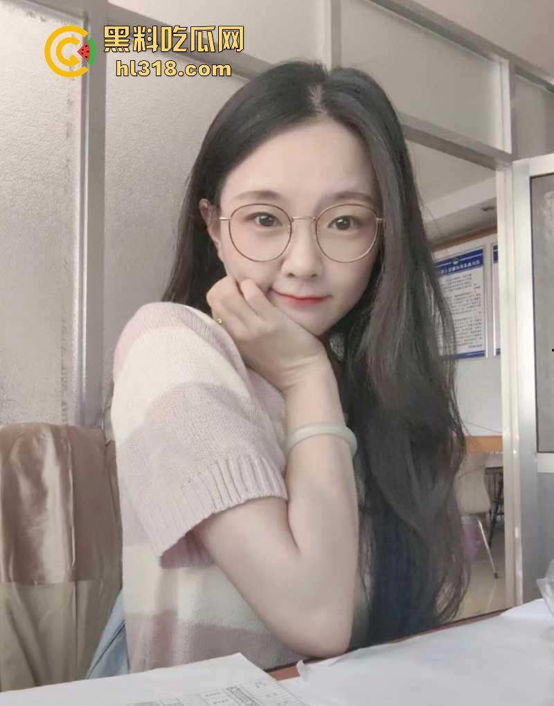 湖南公务员【秦晓酥】不雅视频流出，清纯贤妻良母被领导当狗玩弄，白翘蜜桃臀被无套后入骚气冲天！-1