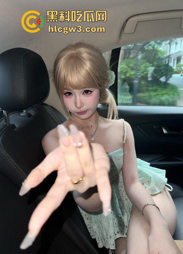 精神小妹【屁小六】润到澳洲彻底放飞！大尺度露出自拍泄密，情趣制服换装搞性爱啪啪，骚得完全停不下来！-7