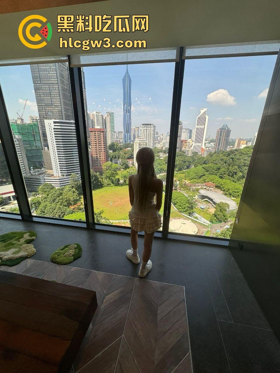 精神小妹【屁小六】润到澳洲彻底放飞！大尺度露出自拍泄密，情趣制服换装搞性爱啪啪，骚得完全停不下来！-13