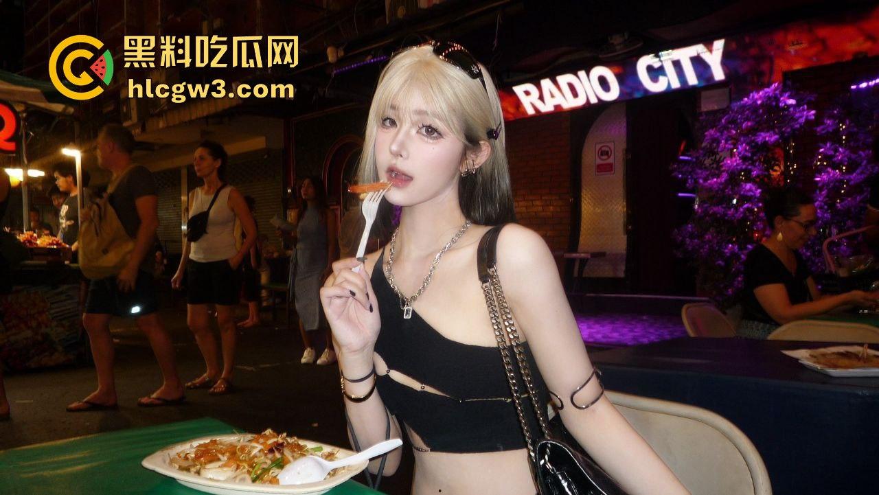 精神小妹【屁小六】润到澳洲彻底放飞！大尺度露出自拍泄密，情趣制服换装搞性爱啪啪，骚得完全停不下来！-14