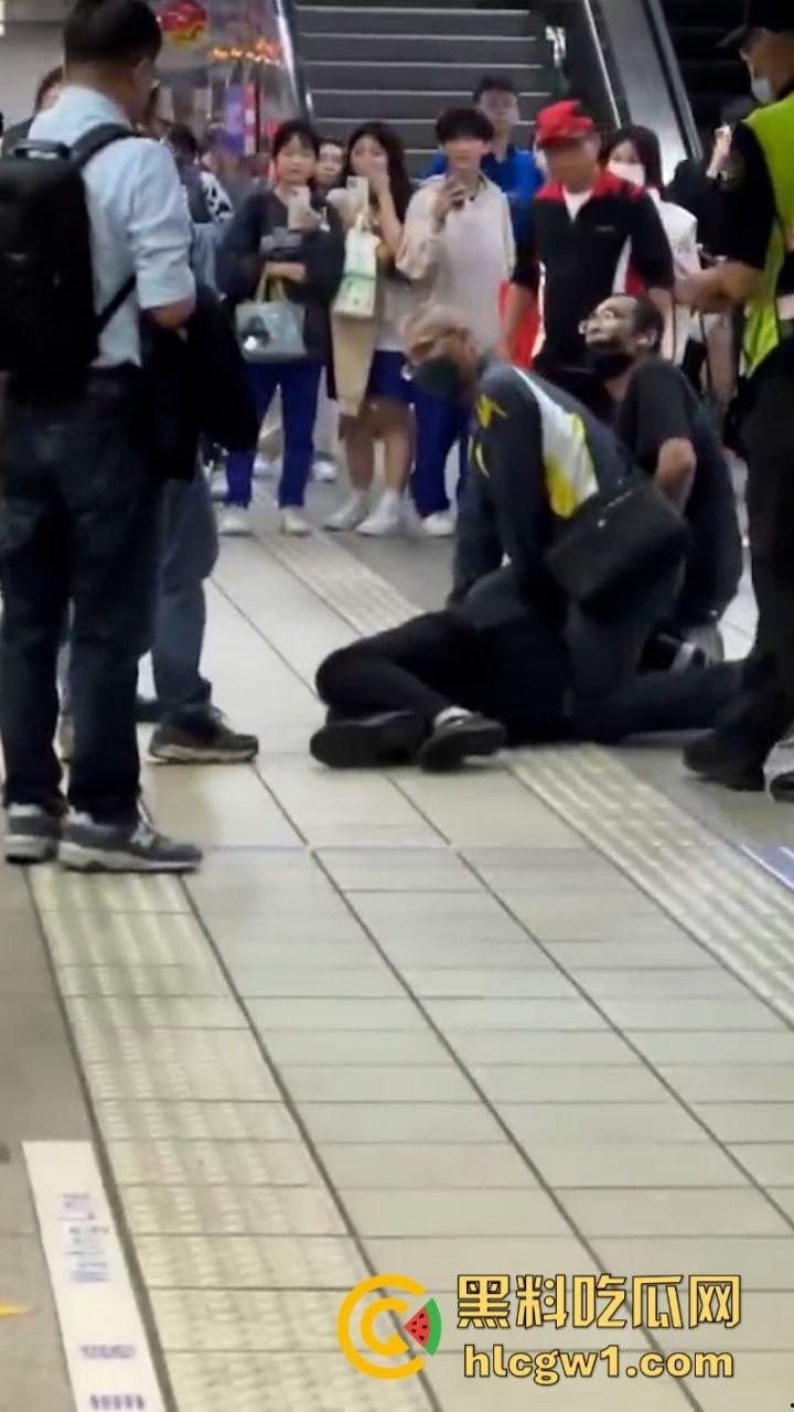 台湾新北地铁捷运站一女子持刀挟持人质砍人 大妈还是恐怖分子呢？-7