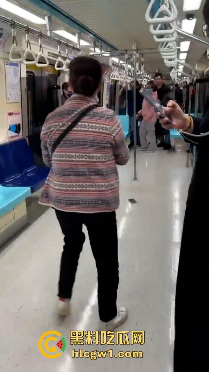 台湾新北地铁捷运站一女子持刀挟持人质砍人 大妈还是恐怖分子呢？-8