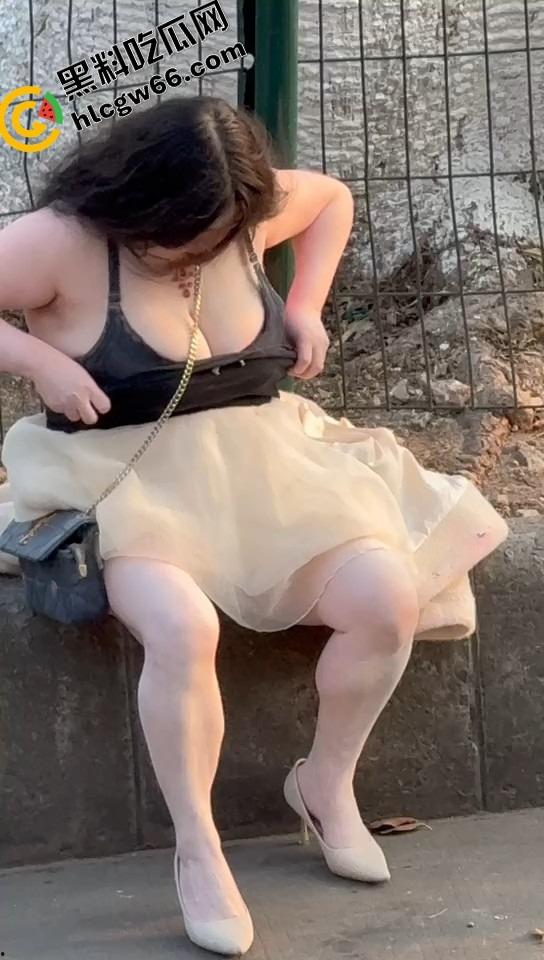 微胖美女整理奶罩全程高能！肉弹战车缓缓启动，这晃动幅度不是谁的内衣都扛得住的！-7