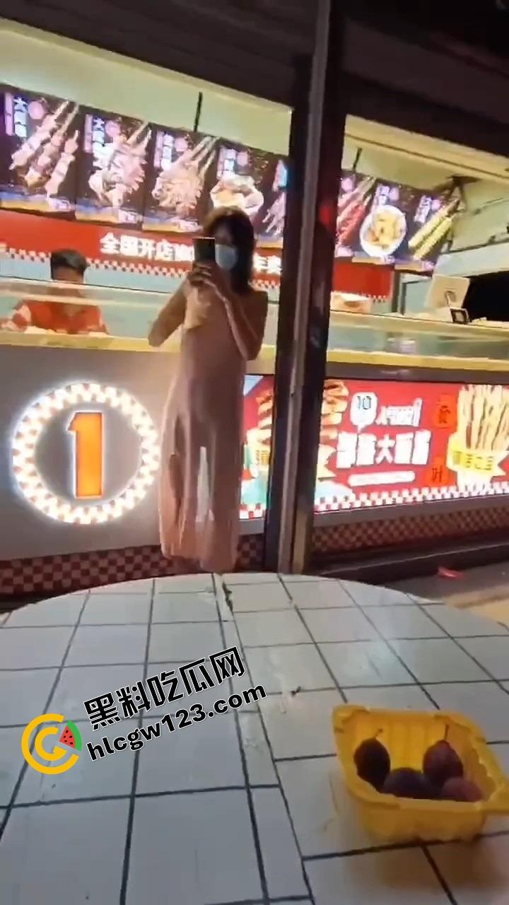 你相信光吗？郑州小婊深夜执行主人的羞耻任务，透明薄睡衣漏点出门，全程走光还舔着嘴说我好兴奋！-10