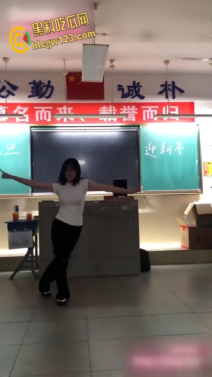 学霸班会跳热舞动作过大把奶罩崩飞了, 男同学在座位上看的前列腺液直流!-5