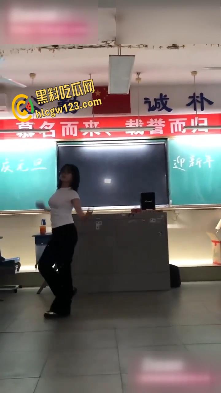 学霸班会跳热舞动作过大把奶罩崩飞了, 男同学在座位上看的前列腺液直流!-6