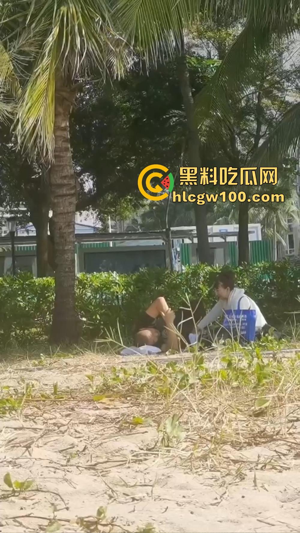 公园野战骚翻天，大姐饥渴难耐还想硬操，奈何大哥小弟弟趴着装死抢救无果，力不从心的尴尬看得人笑尿！-12