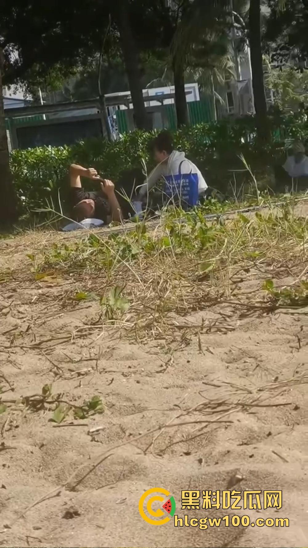 公园野战骚翻天，大姐饥渴难耐还想硬操，奈何大哥小弟弟趴着装死抢救无果，力不从心的尴尬看得人笑尿！-15