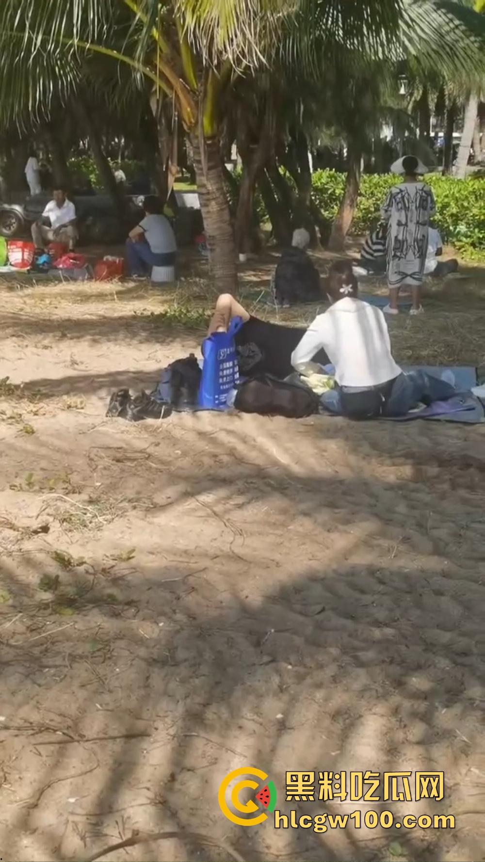 公园野战骚翻天，大姐饥渴难耐还想硬操，奈何大哥小弟弟趴着装死抢救无果，力不从心的尴尬看得人笑尿！-16