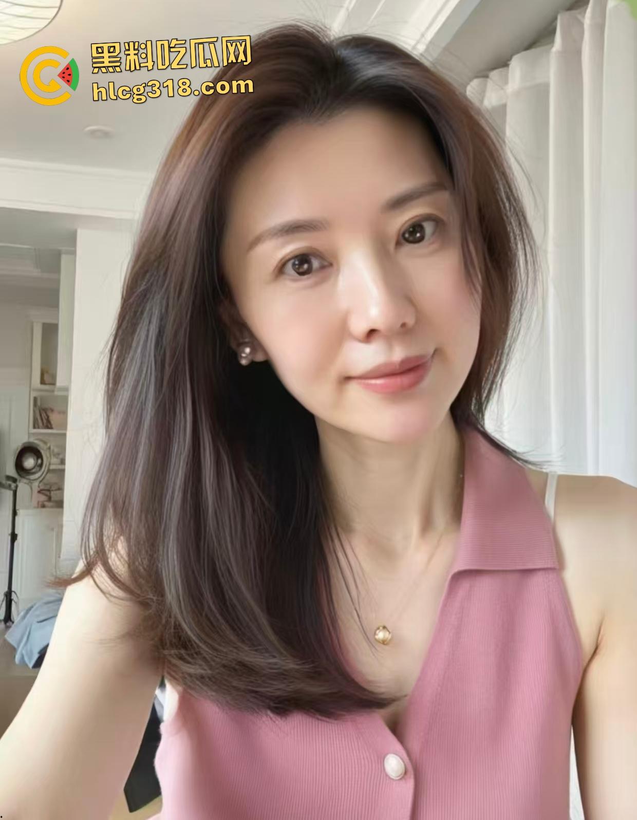 饥渴男女在大厅高凳上做爱，大衣掩盖半脱丝袜直接女上位，旁人大爷刷手机浑然不觉！-1