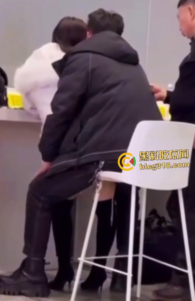 饥渴男女在大厅高凳上做爱，大衣掩盖半脱丝袜直接女上位，旁人大爷刷手机浑然不觉！-4