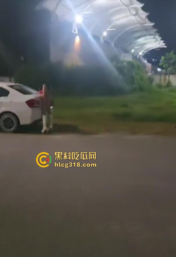 女粉丝提前出演唱会在体育馆外随地大小便！谁知被男友偷拍，渔网袜大奶骚态却素质低劣！-1