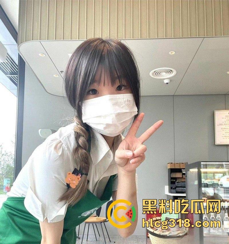 广西大学大一学妹【林依连】短裙白袜教室上演激情自慰，清纯贫乳通体娇嫩 ，紧致小穴让人浮想连篇！-1