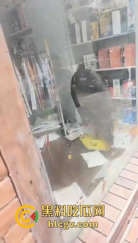 网友投稿浙江建德新安江惊现大野猪！早上9点横冲直撞，场面惊险万分！-5