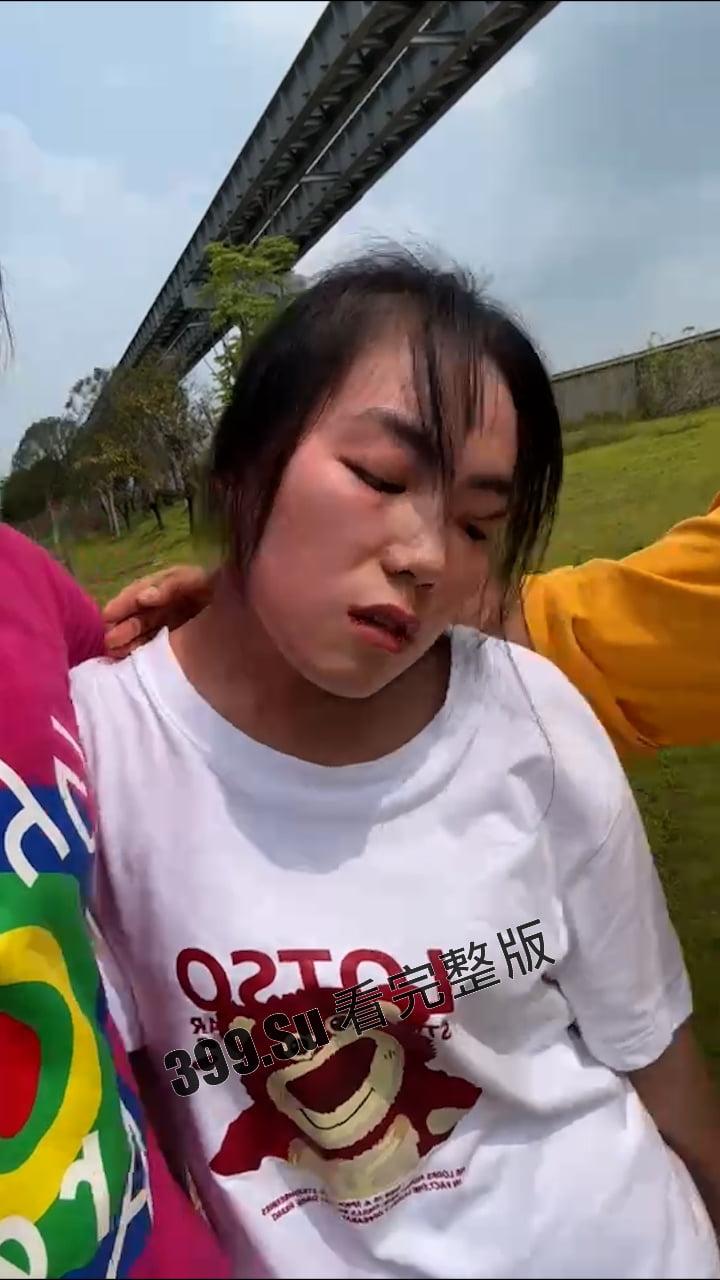 长沙明星幼儿园 老师姜灵 在家长新房鬼混出轨学生爸爸  被女主抓住游街示众  丈夫前来跪地求情认错-10