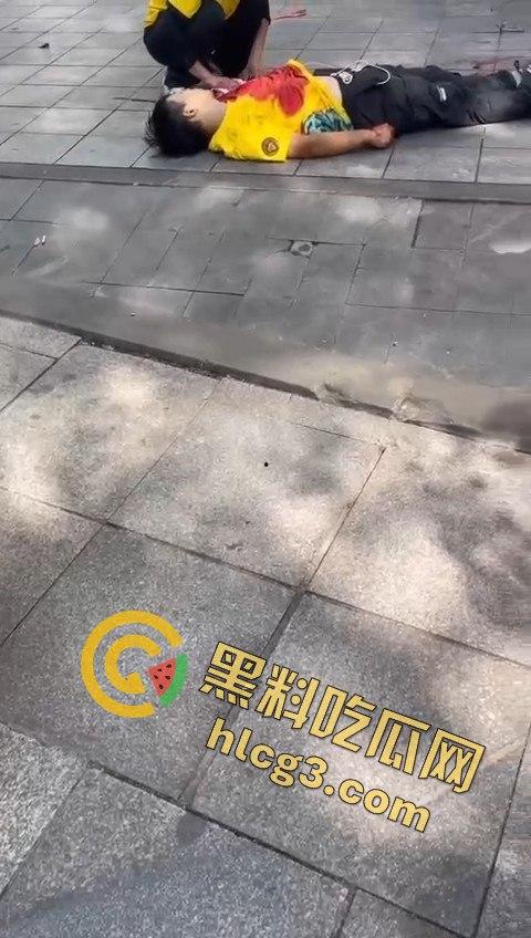 重庆南坪区男子因情感纠葛怒捅前妻现男友,血溅街头引发路人围观!-6