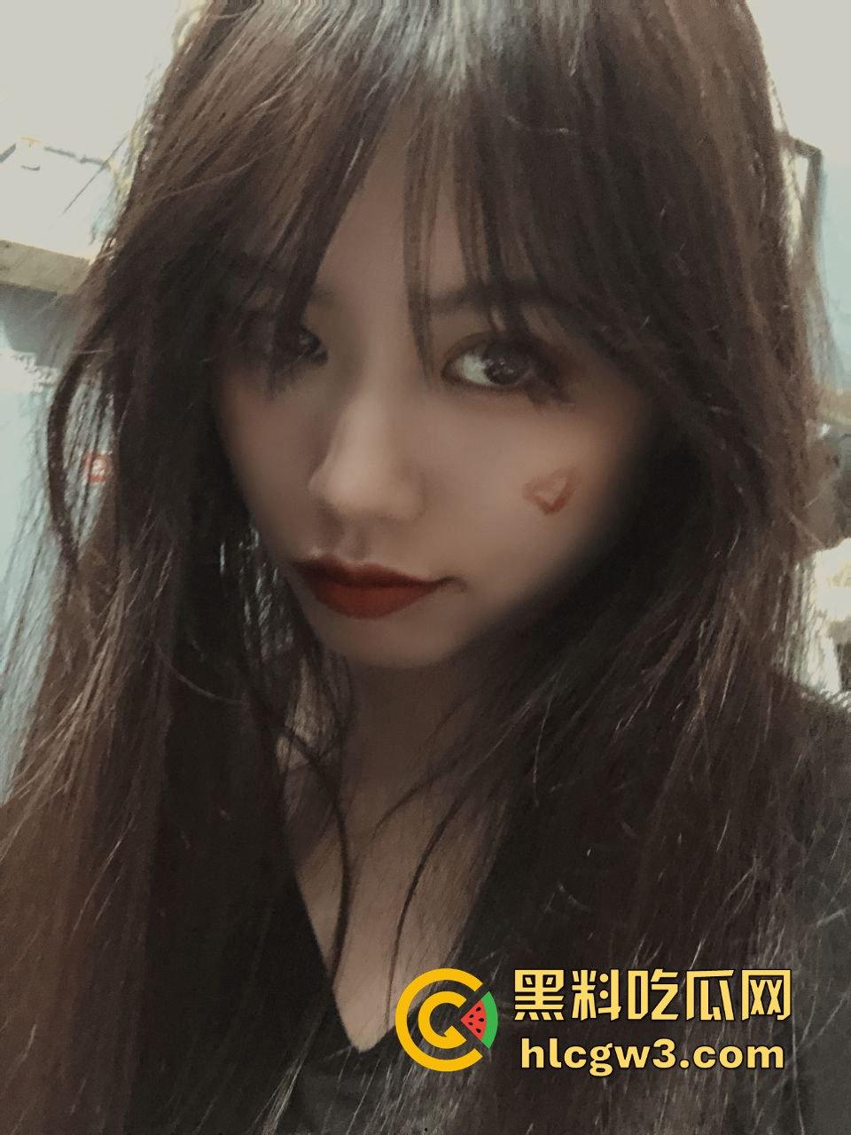 广西英语老师【陆世婷】白天讲课教单词，晚上蕾丝吊带开腿叫主人，远程操控被蹬到高潮！-1