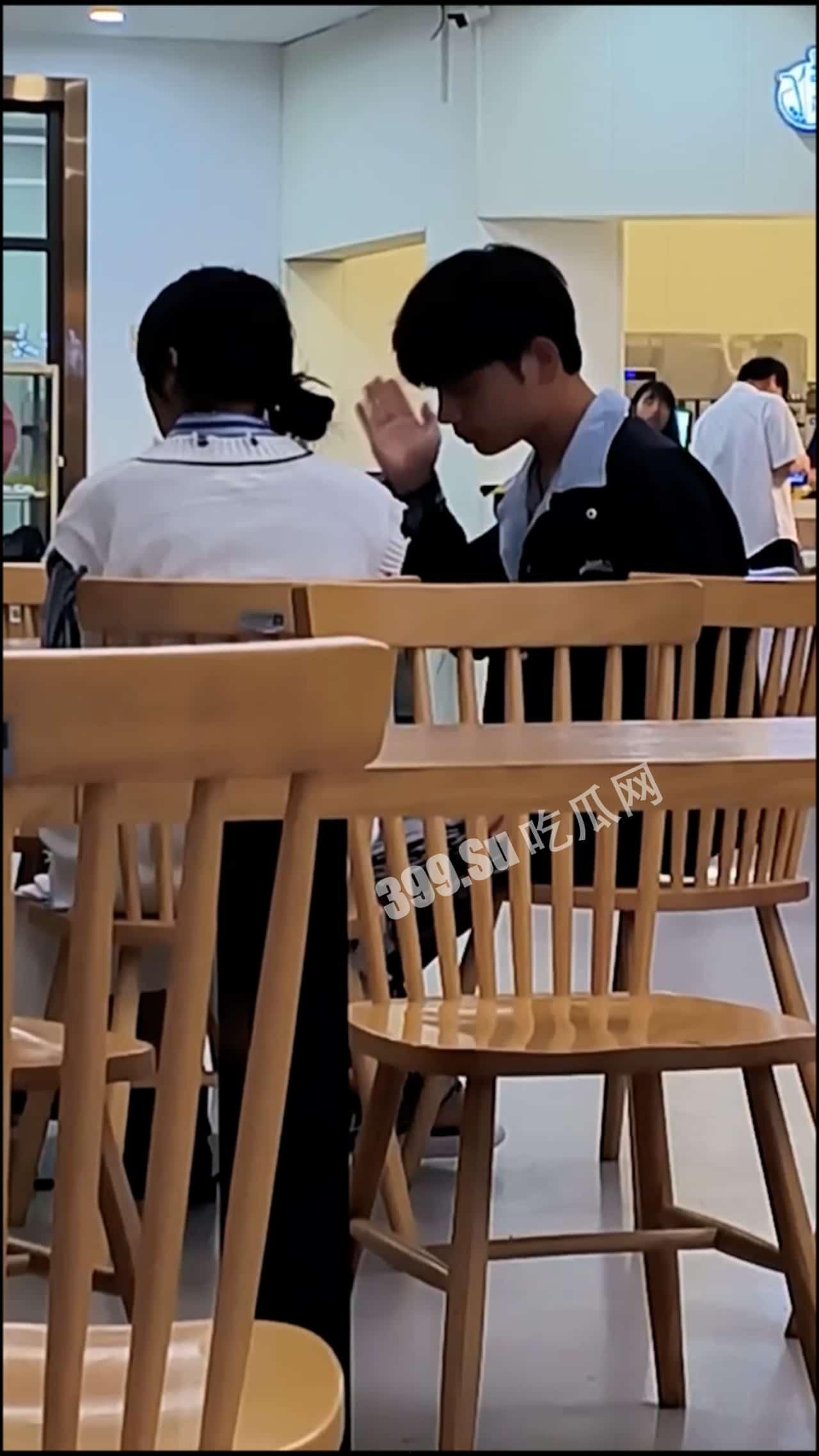 某校海王翻车  #渣男 跪地求饶自扇耳光 全校围观下 女生起身狂抽渣男嘴巴子-2