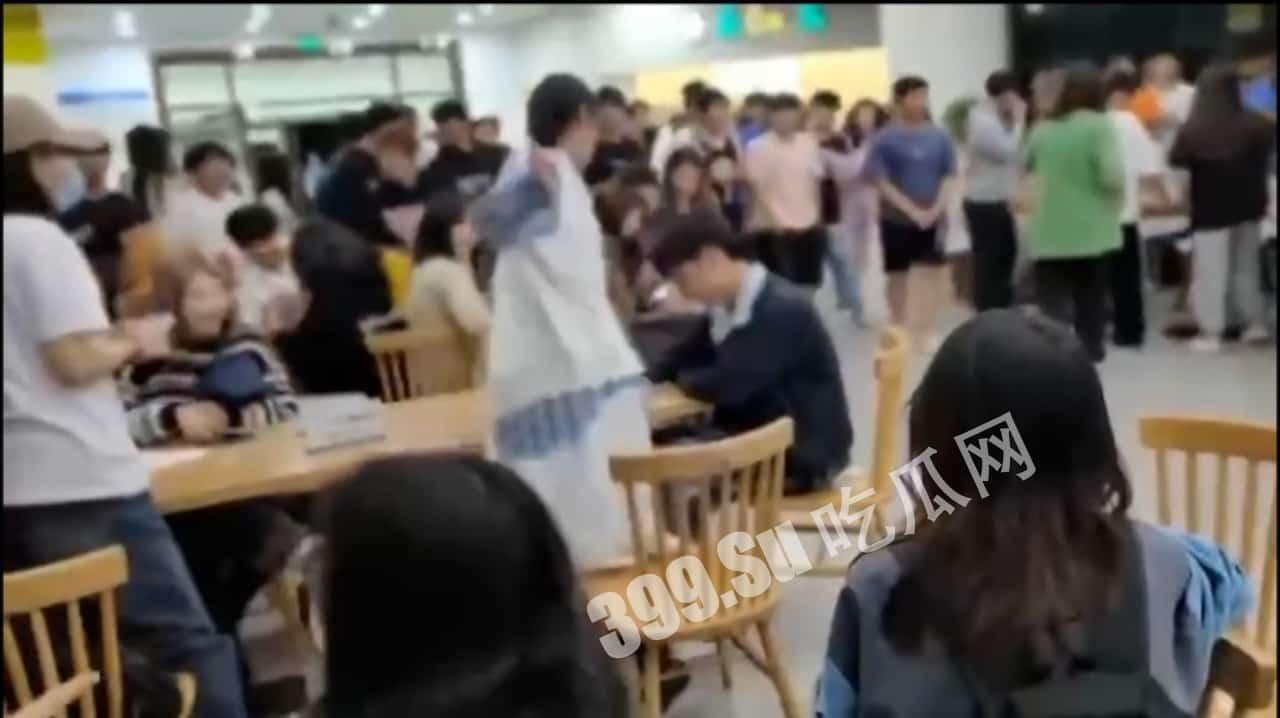 某校海王翻车  #渣男 跪地求饶自扇耳光 全校围观下 女生起身狂抽渣男嘴巴子-3