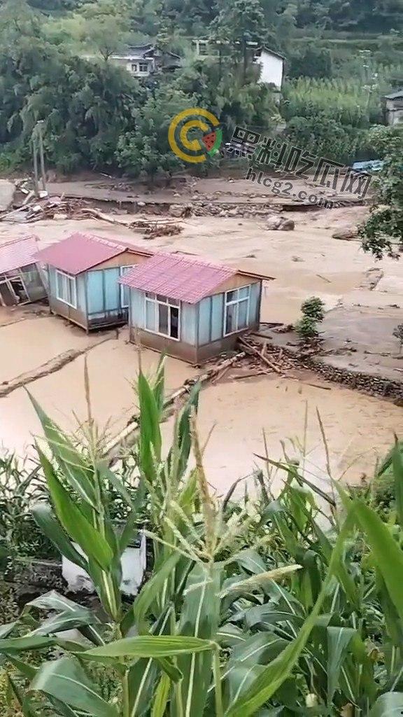 四川雅安汉源县暴雨肆虐：30余人失联，灾后现场触目惊心-5