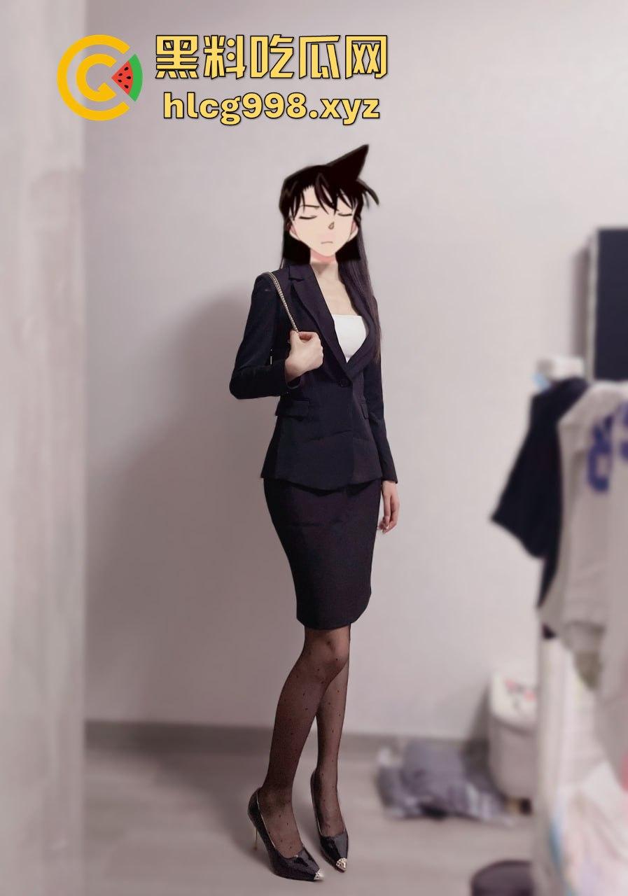 反差人妻【兔兔】推特翻车！优雅骚妻停车位拉进楼道，跪地扒裤九浅一深顶到底！-43