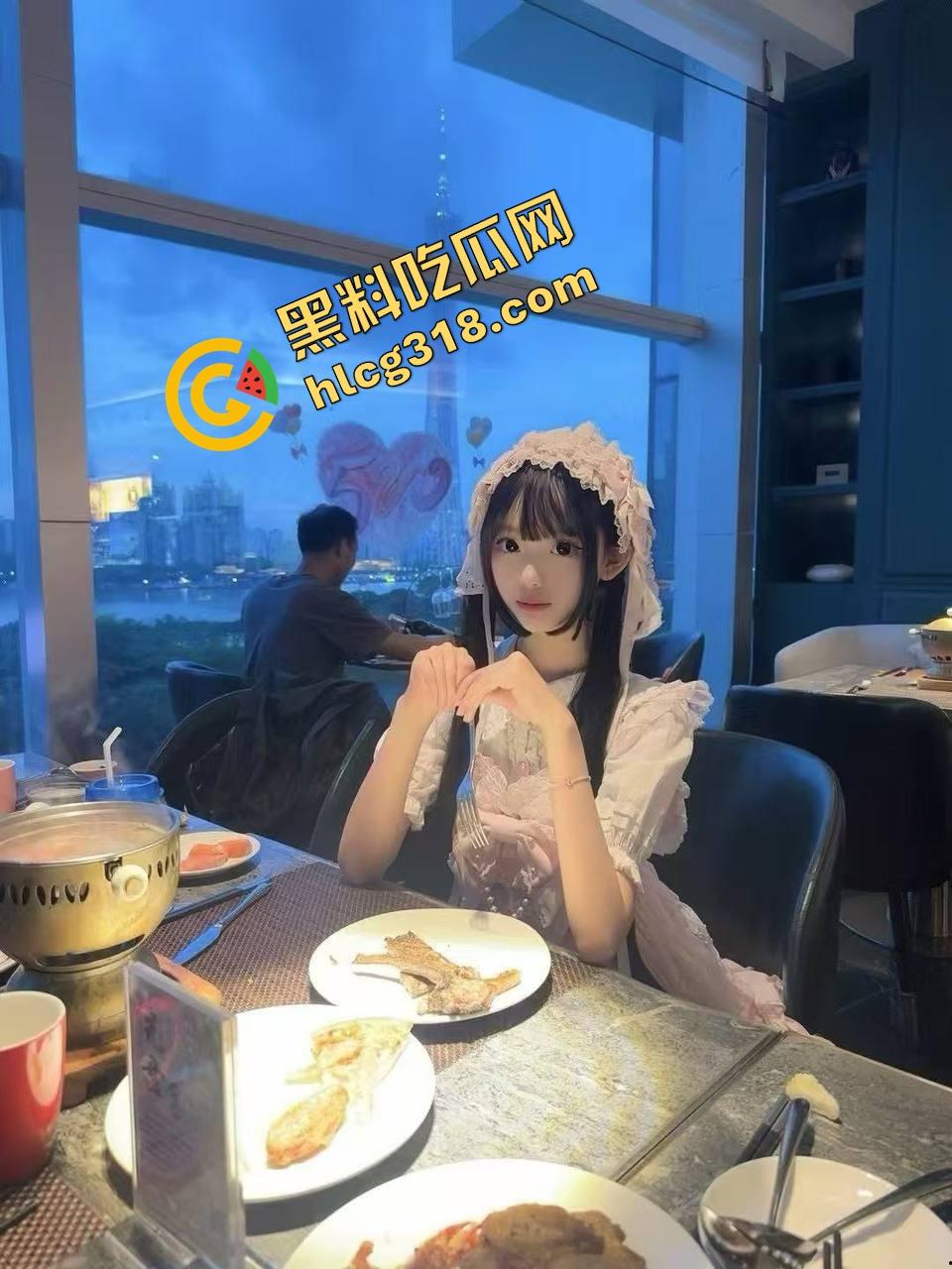 谁家新娘这么骚？头纱刚戴上，屌就塞进嘴里，高跟鞋一跪就开始吃鸡，男友边干边录发兄弟群！-1