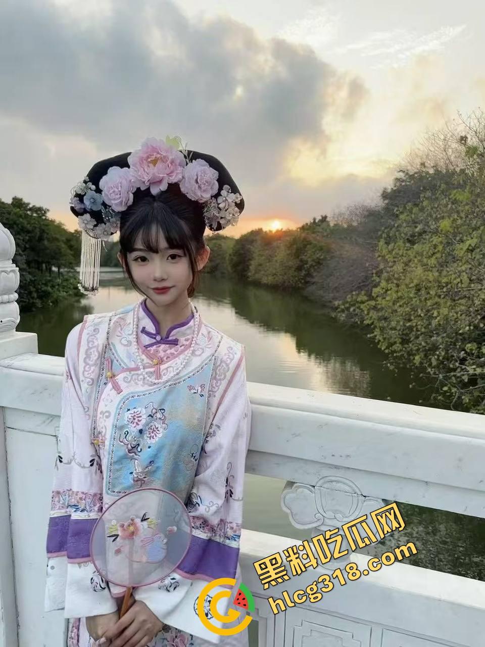 谁家新娘这么骚？头纱刚戴上，屌就塞进嘴里，高跟鞋一跪就开始吃鸡，男友边干边录发兄弟群！-5