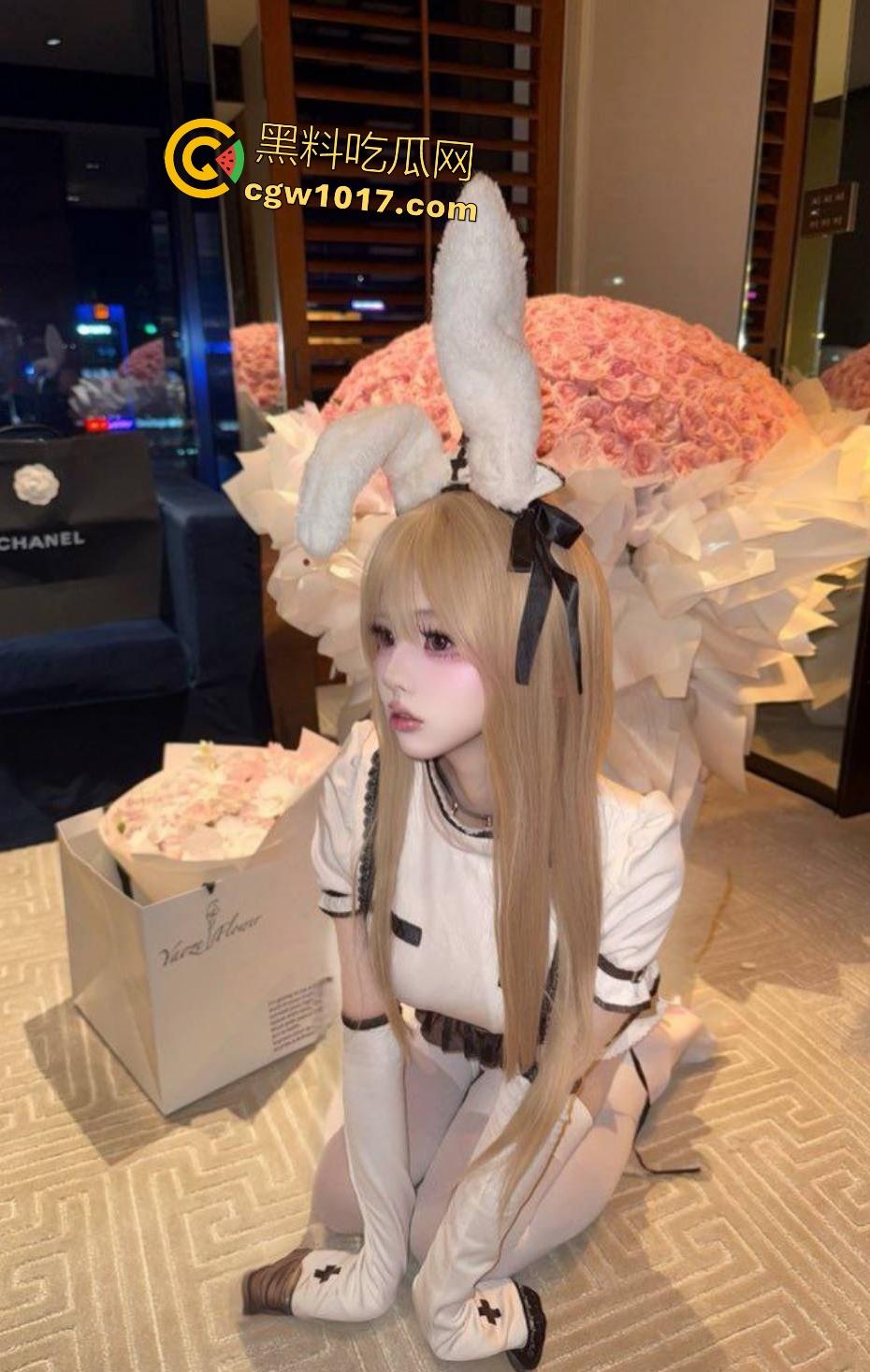 高中生俏皮学生妹可爱变骚母狗，戴假眼镜装清纯，金主胯下狂舔鸡巴上位骑乘，舔精只为染头发，这得有多穷啊！-1