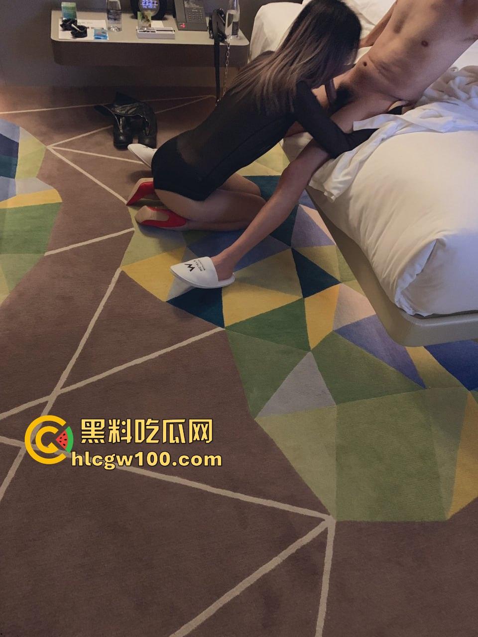 东航空姐女神【凌悦】穷人眼里的高冷女神，富人胯下的精盆母狗，丝袜美腿任人玩弄，有钱就能内射到爽！-19