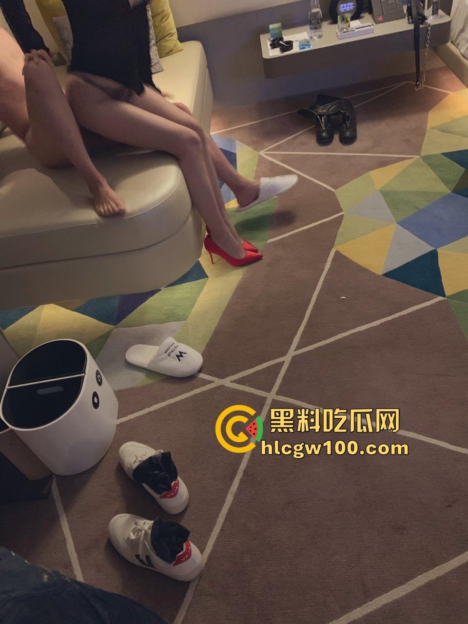 东航空姐女神【凌悦】穷人眼里的高冷女神，富人胯下的精盆母狗，丝袜美腿任人玩弄，有钱就能内射到爽！-20